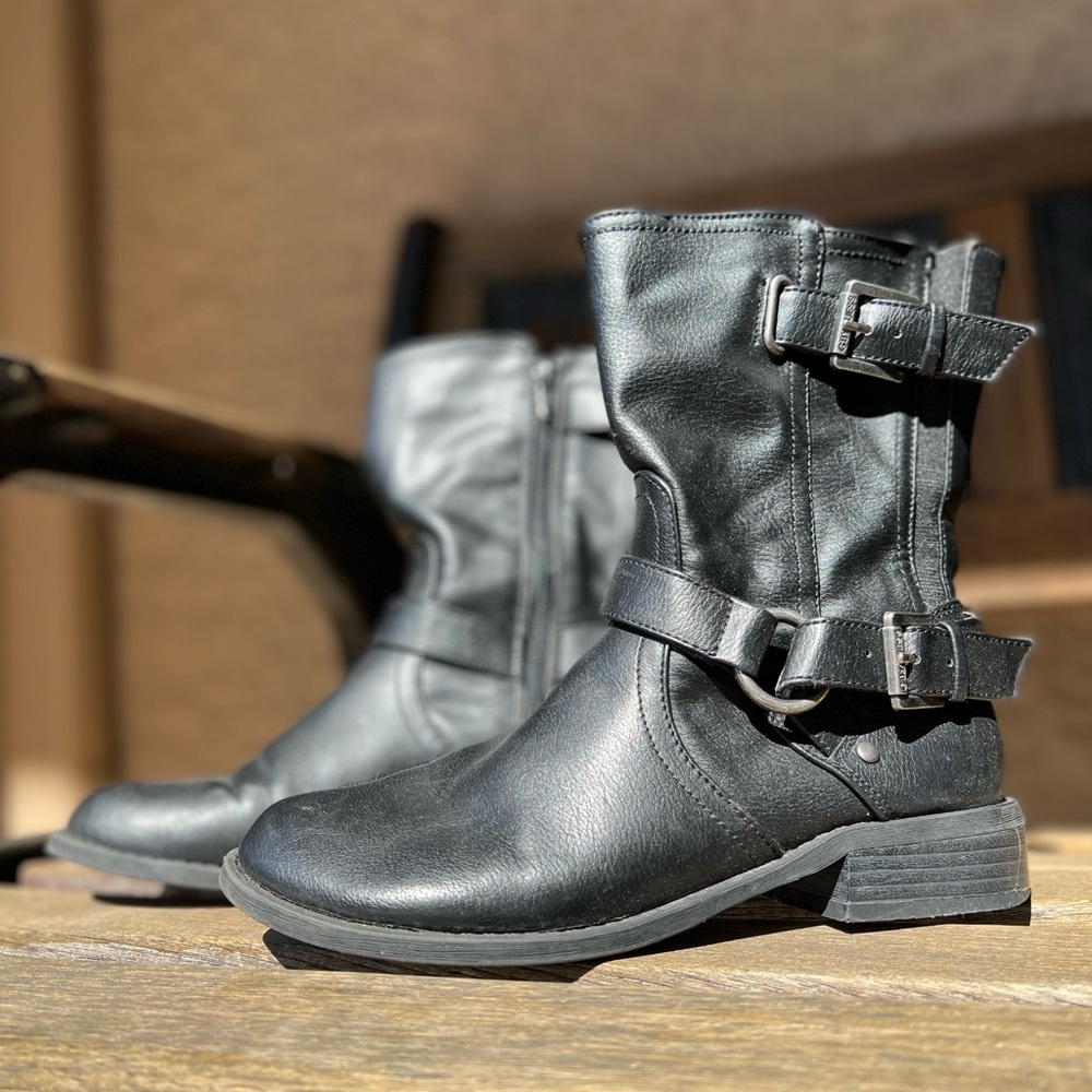 COPY - SIZE 6 GUESS BLACK BOOTS (snow & rain)